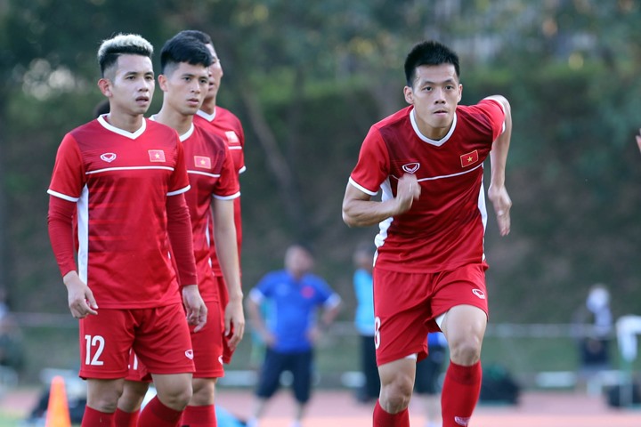 Các cầu thủ Việt Nam tích cực tập luyện tại Lào. (Ảnh VnExpress)