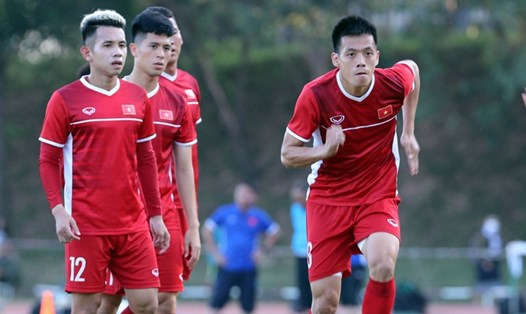Các cầu thủ Việt Nam tích cực tập luyện tại Lào. (Ảnh VnExpress)