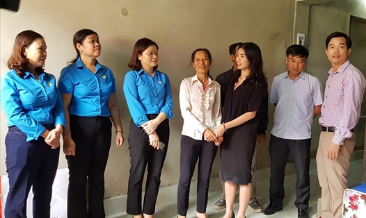 Đại diện lãnh đạo LĐLĐ thành phố Tam Điệp và các doanh nghiệp, đơn vị tài trợ thăm quan ngôi nhà mới của gia đình chị Vũ Thị Cam. Ảnh: NT