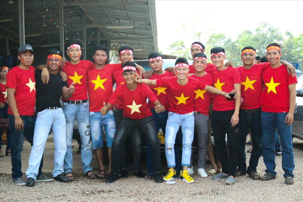 CĐV Việt Nam sẽ nhuộm đỏ sân vận động quốc gia Lào. Ảnh: Sóng Nghệ