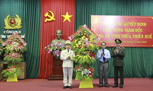 Ông Bùi Thanh Hà (giữa) tặng hoa chúc mừng đại tá Lê Quốc Hùng (phải) và đại tá Nguyễn Quốc Đoàn (trái). Ảnh: Thu Sen.