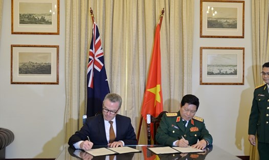 Hai Bộ trưởng Quốc phòng Việt Nam – Australia ký Tuyên bố Tầm nhìn chung về thúc đẩy quan hệ quốc phòng. Ảnh: VNA. 