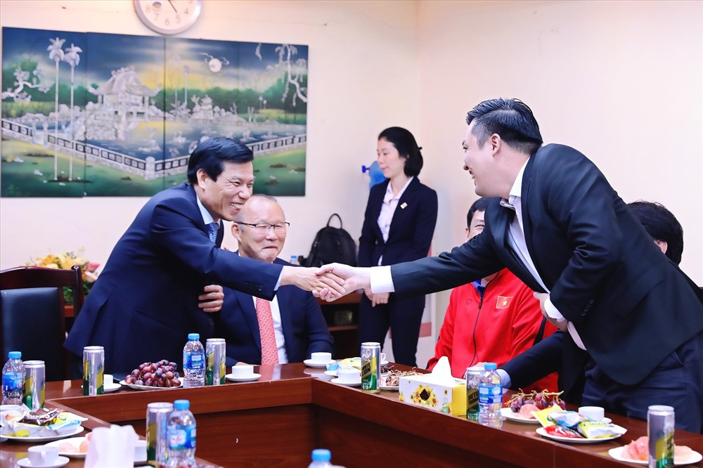 Ông Cao Văn Chóng (phải) là một trong số ứng viên cho chức Phó Chủ tịch VFF. Ảnh: CC 