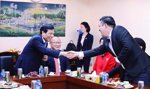 Ông Cao Văn Chóng (phải) là một trong số ứng viên cho chức Phó Chủ tịch VFF. Ảnh: CC 