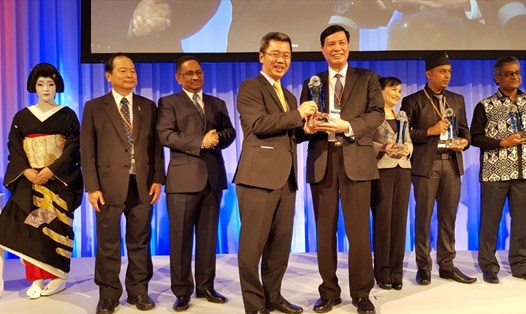 Chủ tịch UBND tỉnh Quảng Ninh Nguyễn Đức Long (phải) nhận giải thưởng ASOCIO 2018 dành cho chính quyền số cho tỉnh Quảng Ninh.