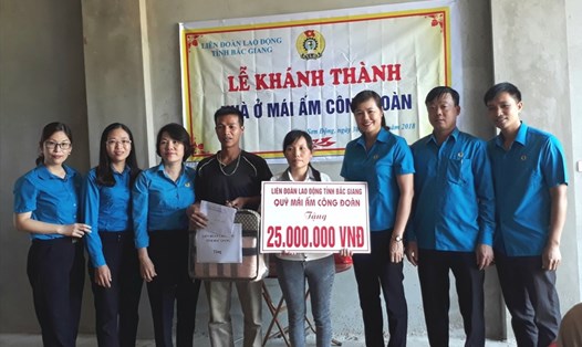 Đồng chí Nguyễn Thị Thu Hương, Phó Chủ tịch Liên đoàn Lao động tỉnh trao kinh phí hỗ trợ, tặng quà chúc mừng gia đình đoàn viên Lộc Thị Mùa.