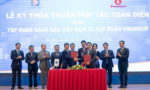 Ông Nguyễn Việt Quang – Tổng giám đốc Tập đoàn Vingroup và ông Phạm Đức Thắng – Tổng giám đốc Tập đoàn Xăng dầu Việt Nam và các lãnh đạo của hai bên tại lễ ký kết chiều ngày 8.11.2018
