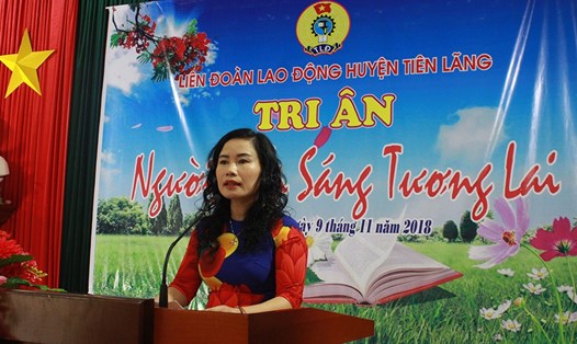 Đồng chí Nguyễn Thị Hương - Chủ tịch LĐLĐ huyện phát biểu tại buổi lễ. Ảnh: PV