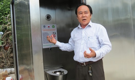 Ông Lê Văn Hiệp giới thiệu Nhà vệ sinh thông minh và miễn phí cho người dân - Ảnh: L.T