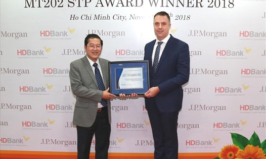 Ông Jason Clinton – Giám đốc Vùng Đông Nam Á và Australia, Ngân hàng J.P Morgan  trao giải thưởng cho đại diện lãnh đạo HDBank, ông Phạm Quốc Thanh – Phó TGĐ.