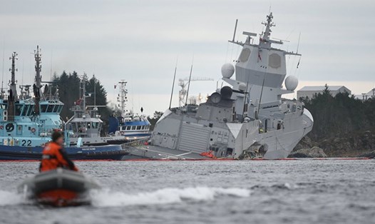 Tàu khu trục của Na Uy va chạm với tàu chở dầu. Ảnh: Reuters