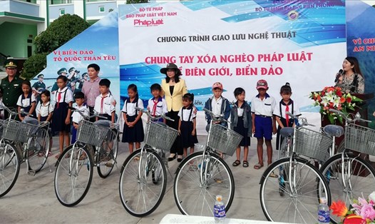 100 xe đạp được trao cho HS nghèo ven biển nhân ngày Pháp luật (ảnh Nhật Hồ)