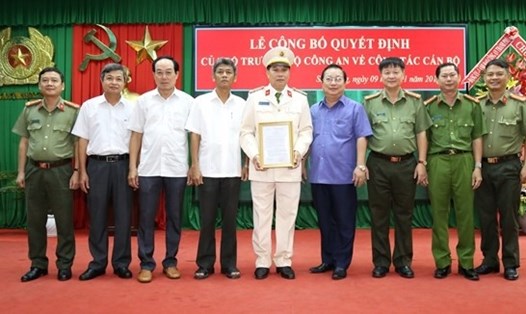 Lãnh đạo tỉnh Sóc Trăng, trao quyết định vá chúc mừng Đại tá Phan Văn Ứng, Phó Giám đốc Công an tỉnh Sóc Trăng. Ảnh C.A 