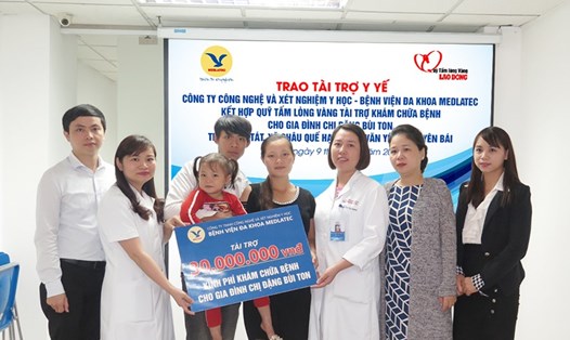 Đại diện Quỹ Tấm Lòng Vàng Báo Lao Động, đại diện BVĐK Medlatec trao 30 triệu đồng cho gia đình chị Ton. Ảnh: PV