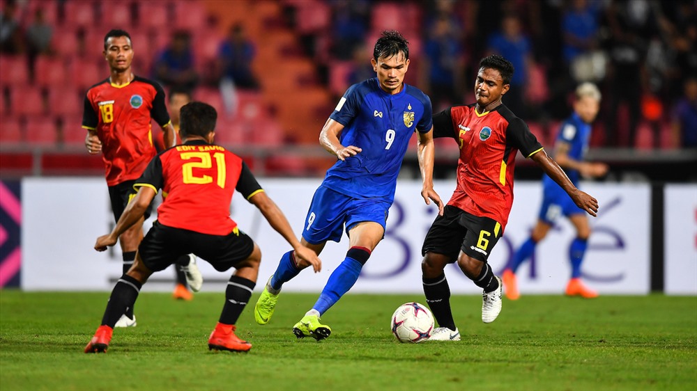 Adisak Kraisorn giữa vòng vây tuyển thủ Timor Leste. (Ảnh affsuzukicup.com)