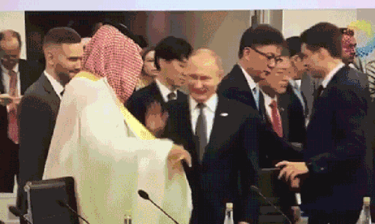 Tổng thống Nga và Thái tử Saudi Arabia bắt tay kiểu high-five. Ảnh: Metro. 