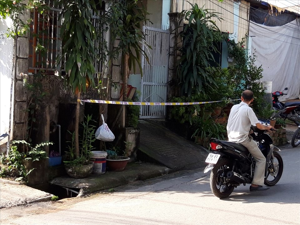 Công an phong tỏa hiện trường điều tra nguyên nhân người đàn ông tử vong. Công an phong tỏa hiện trường điều tra nguyên nhân người đàn ông tử vong.