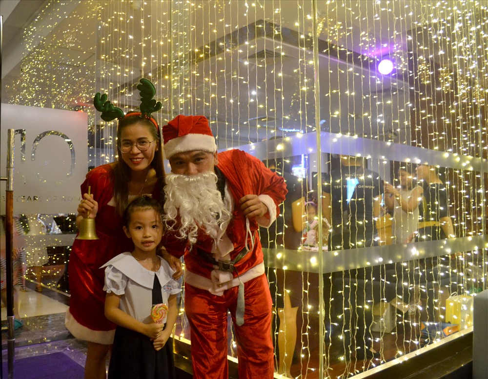 Chụp hình lưu niệm cùng với ông già Noel. Ảnh: Châu Tường