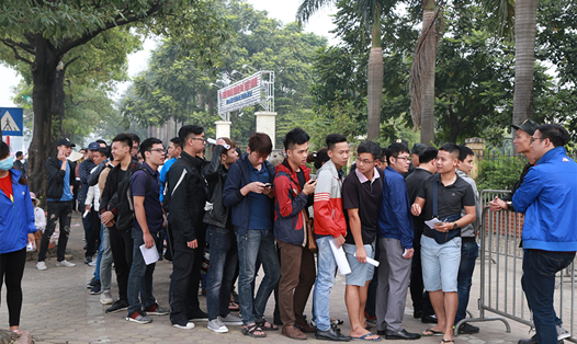 Người hâm mộ xếp hàng chờ nhận vé (ảnh: kenh14.vn). 