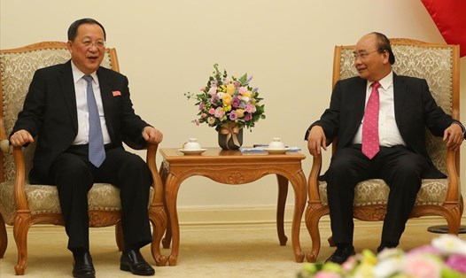 Thủ tướng Nguyễn Xuân Phúc tiếp Bộ trưởng Ngoại giao Triều Tiên Ri Yong-ho. Ảnh: Sơn Tùng. 