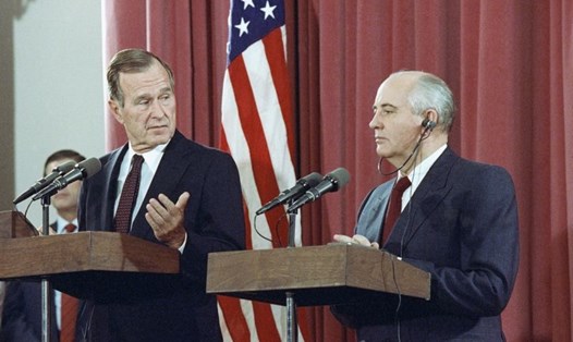 Ông George H.W. Bush (trái) và ông Mikhail Gorbachev tại Đại sứ quán Liên Xô ở Madrid. Ảnh: AP. 