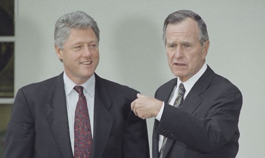 Tổng thống Mỹ George H.W Bush tiếp đón Tổng thống đắc cử Bill Clinton tại Nhà Trắng, ngày 18.11.1992 ở Washington. Ảnh: AP