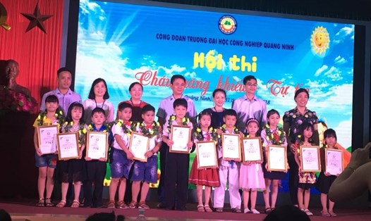 CĐ trường Đại học Công nghiệp Quảng Ninh tặng quà cho con em NLĐ. Ảnh: H.An