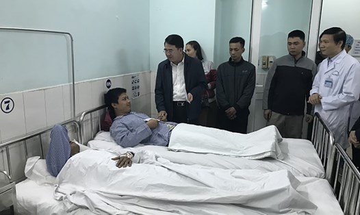 Phó Chủ tịch UBND thành phố Lê Khắc Nam thăm hỏi các nạn nhân đang điều trị tại bệnh viện Việt Tiệp. Ảnh: Tô Thành.