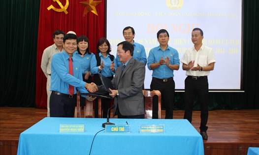 Tổng Biên tập Nguyễn Ngọc Hiển (hàng đầu, bên trái) - đại diện báo Lao Động ký kết hợp tác với LĐLĐ Gia Lai. Ảnh Đình Văn 