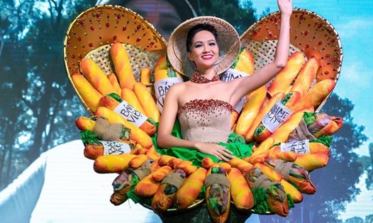 Hoa hậu H'Hen Niê diện trang phục "Bánh mì".
