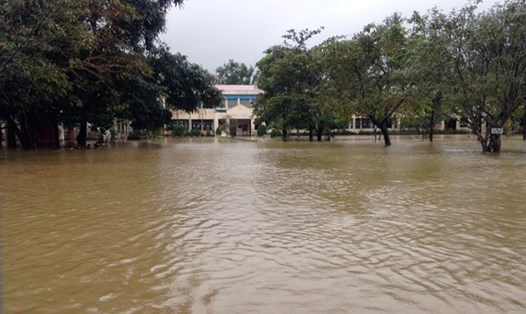 Nước ngập tại Trường tiểu học số 1 Lộc Trì (Phú Lộc). Ảnh: Quang Huy.