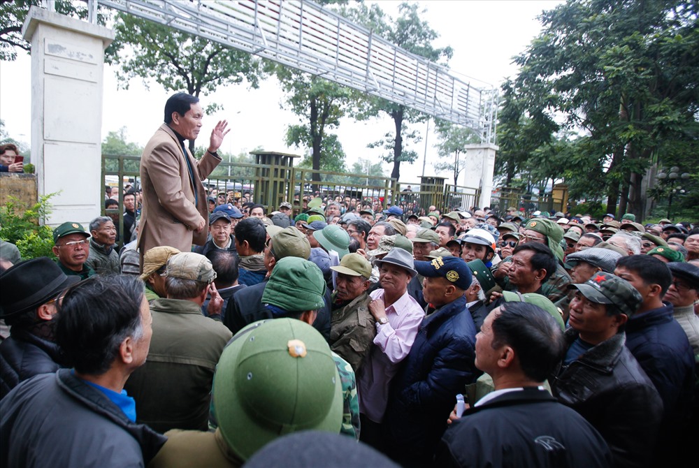 Tân Phó Chủ tịch VFF phụ trách tài chính Cấn Văn Nghĩa nói chuyện với những người đến trụ sửo VFF đòi mua vé. 