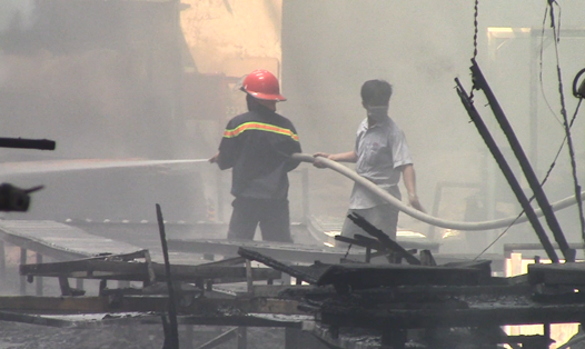 Vụ hỏa hoạn đã thiêu rụi nhiều máy móc và vật liệu của công ty gỗ.