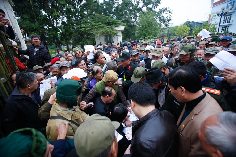 Nhiều thương binh đã đến trụ sở VFF đòi mua vé sáng 10.12. Ảnh: Đ.H