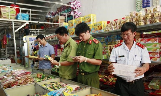 Lực lượng chức năng kiểm tra thị trường thực phẩm