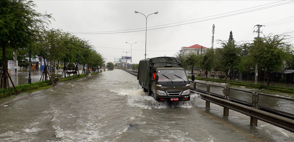 Quốc lộ 1A trắng xóa nước. Ảnh: Đ.V