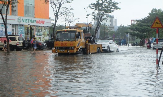 Mưa lớn gây ngập úng nhiều tuyến đường trên địa bàn Đà Nẵng những ngày qua. Ảnh: Hoàng Vinh