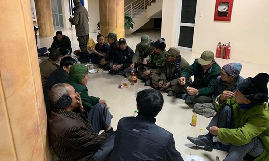 Các thương binh tụ tập ăn nhậu tại sảnh trụ sở VFF. Ảnh: Thu Trang