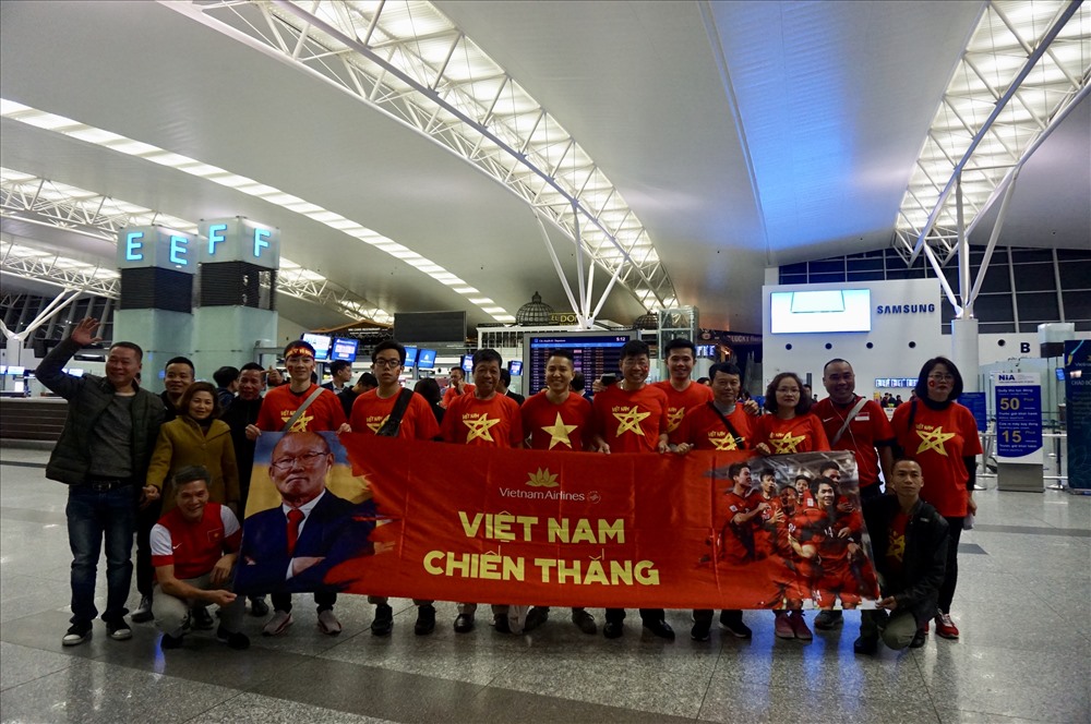 Từ 5h sáng hàng trăm CĐV đã có mặt ở sân bay Nội Bài để lên đường đi Kuala Lumpur, xem trận chung kết của ĐT Việt Nam. Ảnh KH