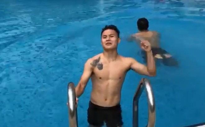 Quang Hải khi trổ tài bơi bướm.