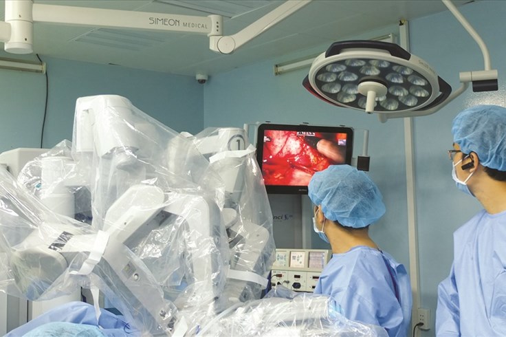 Robot phẫu thuật cứu thai phụ song sinh thoát bệnh hiểm