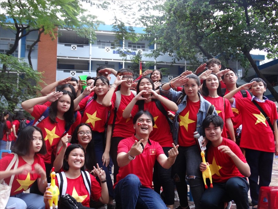 Thầy Hiệu trưởng cùng với các bạn học sinh thể  hiện tình yêu  với đội tuyển Việt Nam