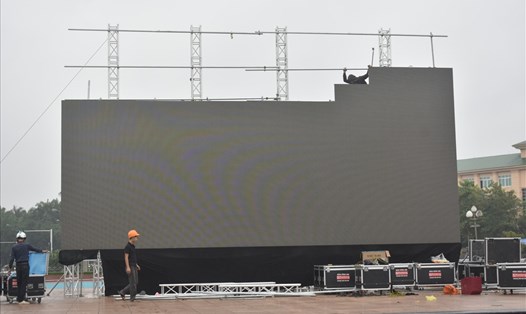 Màn hình Led rộng 70m2 được lắp tại quảng trường HCM phục vụ khán giả hâm mộ