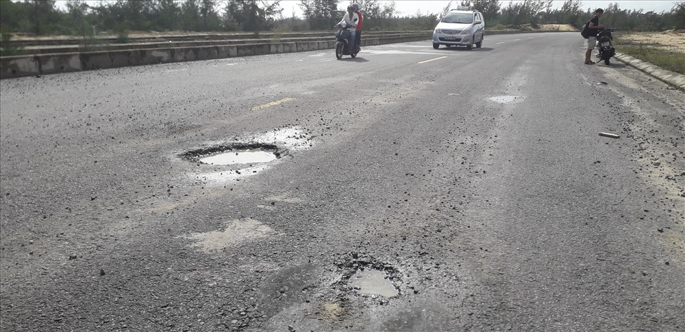 Hàng "ổ gà, ổ voi" xuất hiện trên tuyến đường ven biển. Ảnh: Đ.V