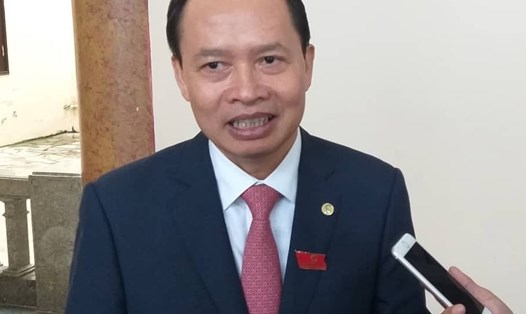 Ông Trịnh Văn Chiến - Bí thư Tỉnh uỷ, Chủ tịch HĐND tỉnh Thanh Hoá trả lời bên hành lang kỳ họp. 