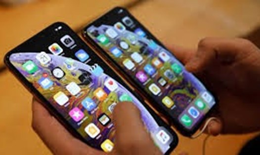Nhà cung cấp của Huawei ra chính sách phạt nhân viên mua iPhone của Apple. Ảnh: SCMP. 