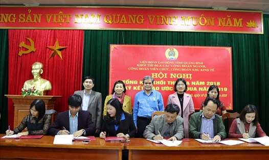 Các tổ chức Công đoàn tỉnh Quảng Bình ký kết giao ước thi đua năm 2019. Ảnh: Xuân Hạnh