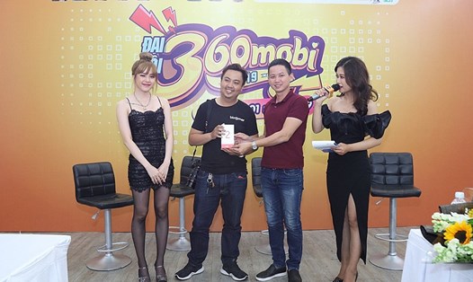 Đại diện Realme và ca sĩ Thiều Bảo Trâm trao giải rút thăm may mắn chiếc điện thoại Realme C1 trong sự kiện công bố Đại Hội 360mobi.