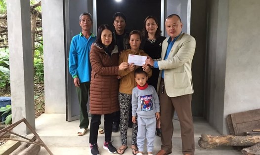 Đại diện Quỹ TLV Lao Động cùng lãnh đạo LĐLĐ huyện Đức Thọ trao tiền hỗ trợ hoàn cảnh chị Huế