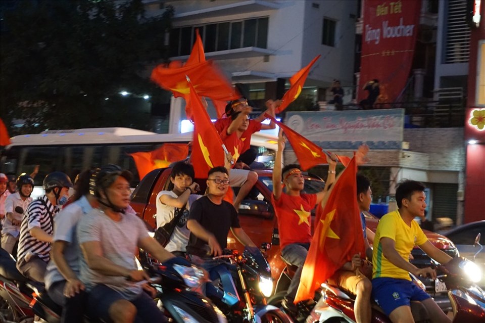 Tối nay TPHCM hạn chế xe vào trung tâm để phục vụ người dân cổ vũ bóng đá. Ảnh: M.Q Tối nay TPHCM hạn chế xe vào trung tâm để phục vụ người dân cổ vũ bóng đá. Ảnh: M.Q